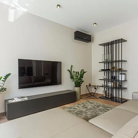 Luxury Apartments Near The Sea דירה *